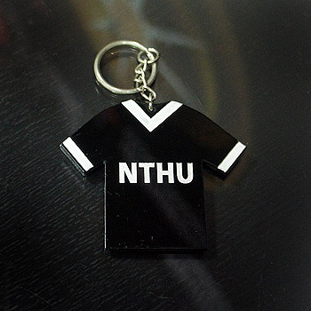 幸運球衣鑰匙圈（黑衣白V領-加大雙面刻）